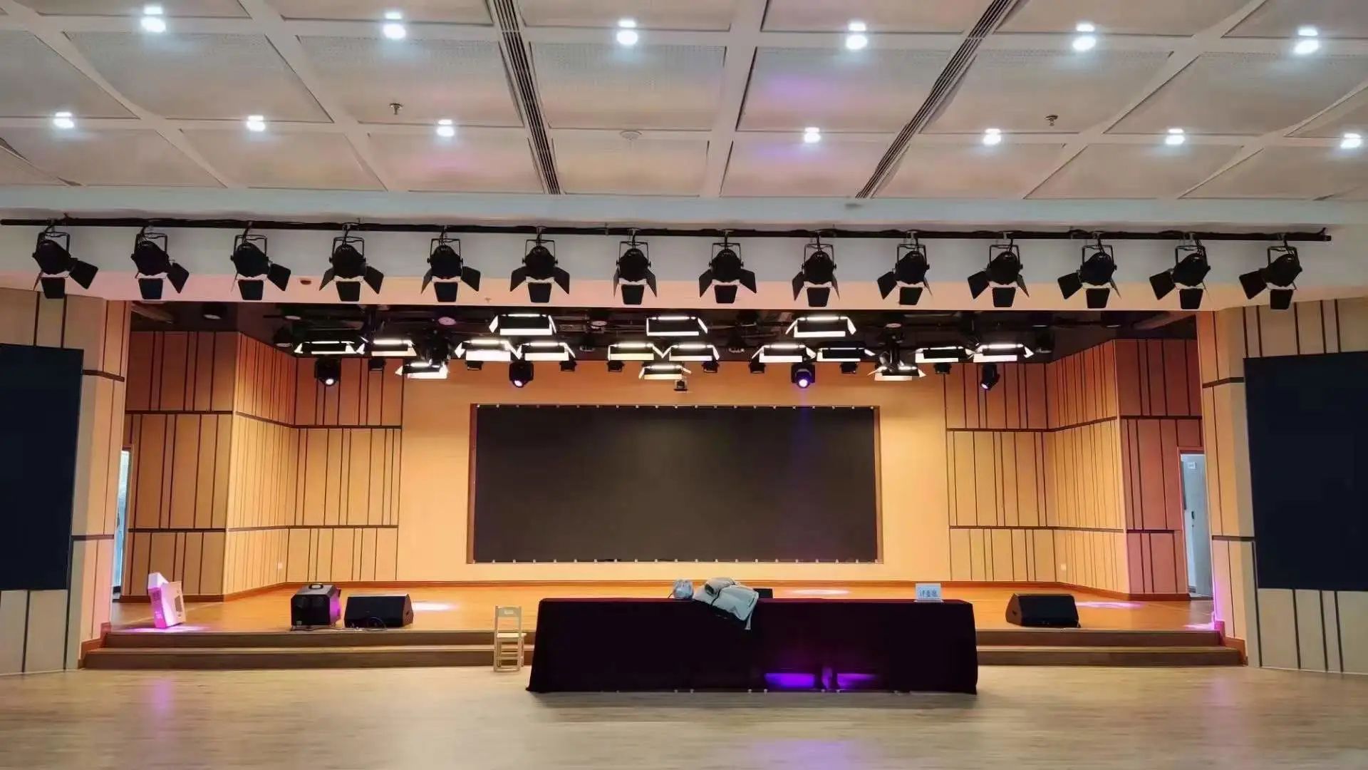 航天廣電專業燈光音響擴聲系統工程產品服務于某學校禮堂！